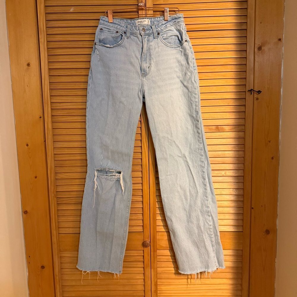 Abercrombie & Fitch Light wash 90s relaxed high rise jeans size 6Long